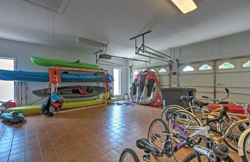 Reedville House | Rivers Edge Retreat with Kayaks and River Access!