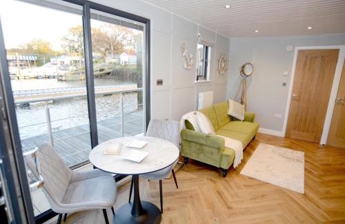 Southampton Boat Rental | Rivers stays with hot tub