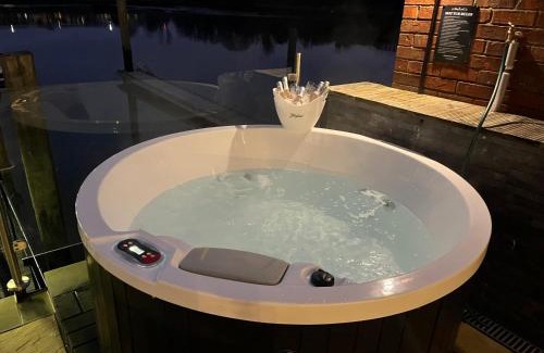 Southampton Boat Rental | Rivers stays with hot tub