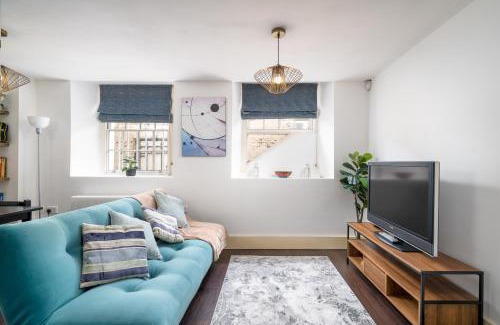 Richmond-upon-Thames Apartment | Riverside 1 Bed Basement Flat near Hampton Court Palace