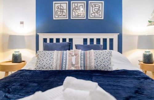 Richmond-upon-Thames Apartment | Riverside 1 Bed Basement Flat near Hampton Court Palace