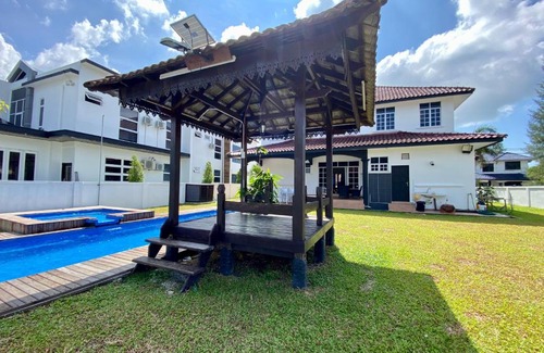 Kampung Bukit Depu House | Riverside Bungalow with Pool at Koliba, Casa del Fiume