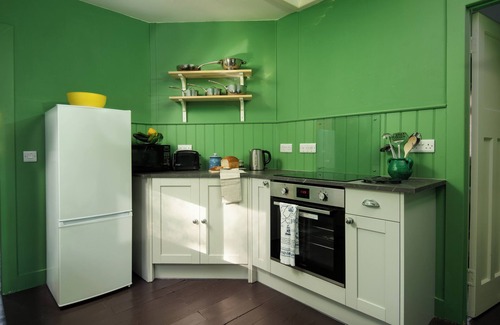 Selkirk Cabin | Riverside Cabin in pretty Ettrickbridge, just a short walk to village pub.