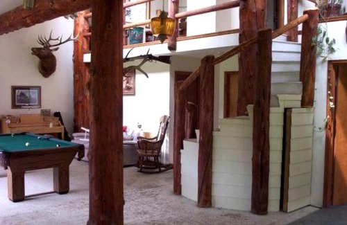 Cascade House | Riverside Cabin with Rare Claw-Foot Bathtub, Montana