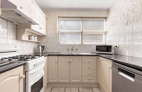 Glenelg North Apartment | Riverside Courtyard Glenelg North | Pets Welcome