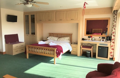 Lower Godney Bed & Breakfast | Riverside Family room (quad)