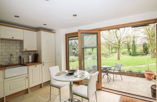 Cuckney Cottage | RIVERSIDE LODGE, with a garden in Cuckney
