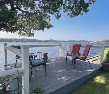 Conning Towers Nautilus Park Apartment | Riverside Retreat Waterfront Guest House