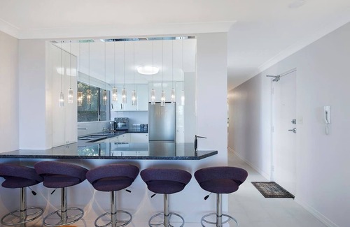 Auchenflower Apartment | Riverside Terrace Inner city Retro chic with Pool
