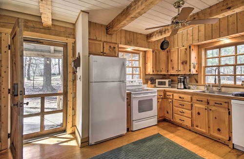 Slanesville Cabin | ‘Riversong’ Cabin w/Fire Pit on North River