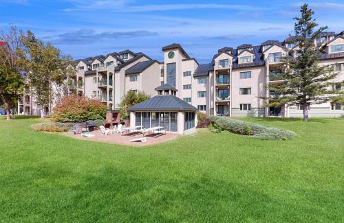 Lincoln Apartment | Riverview at Rivergreen