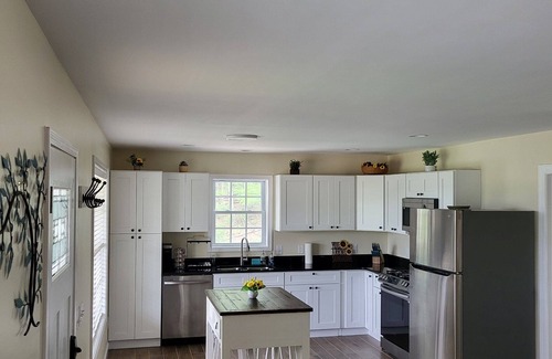Independence House | RiverView Cabin 2 Bedroom/1 Bath, Deck w/Hot Tub & Beautiful View/Fire Pit/Grill