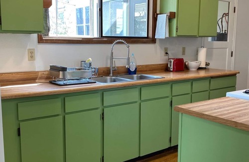 Astoria House | Riverview Downtown Cottage