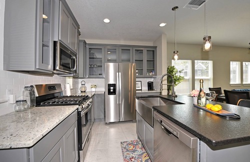 Near East Side House | RIVERWALK/ALAMODOME TOWNHOME - WITH HOT TUB & Wood Fire Pit!1 MILE TO RIVERWALK