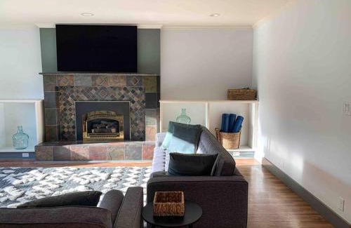 Springfield Apartment | Riverwalk Retreat: Spacious, Hot tub, near Autzen