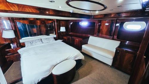 Dubai Marina Boat Rental | Riviera Leisure Yachts Dubai