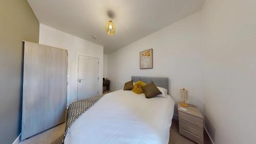 Westoe Apartment | Riya Apartments - 3 Bedroom, 5 beds, 1 Bathroom, Fast Wifi, Sky Sports, Free Parking, 20 PERCENT OFF LONG STAY -See our site for assurance