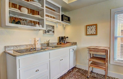 Old Town Cottage | RNR Cottage- Screen Porch | Pet Friendly