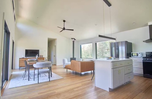 Jeffersonville Cabin | Ro House - A Modern Cabin w/Hot Tub!