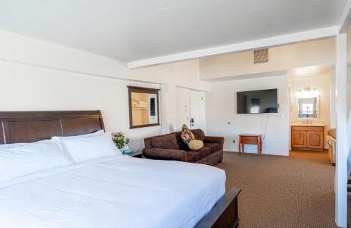 Loa Hotel | Road Creek Inn
