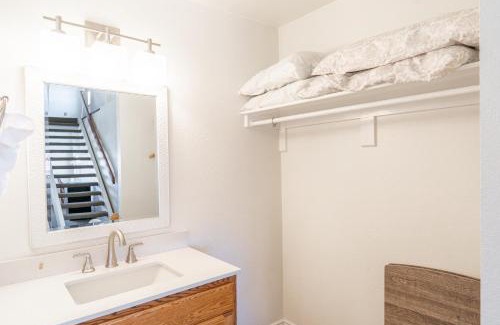 Loa Hotel | Road Creek Inn
