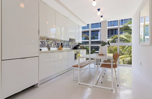 South Pointe Apartment | Roami at 250 Collins