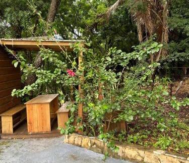Antoneys Cay Bed & Breakfast | Roatan Bed & Breakfast Apartments