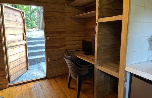 Antoneys Cay Bed & Breakfast | Roatan Bed & Breakfast Apartments