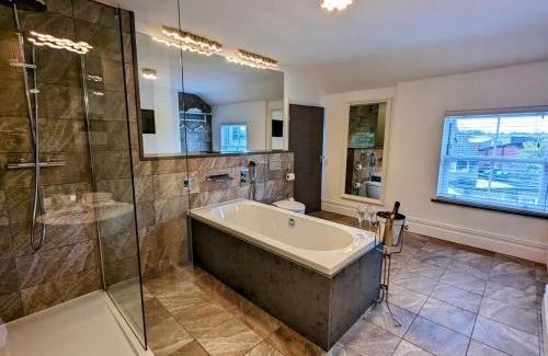 Trafford Apartment | Robert Bolt House, Free Parking, 1 Minute to Metrolink