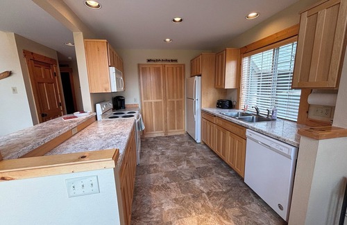 Redmond Ski Chalet | Robin Hood Retreat - 3 BR, 2 Bath Chalet in Eagle Crest w/Level 2 EV charging