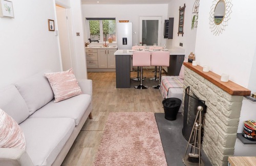 Croxton Kerrial Cottage | ROBIN'S NEST, pet friendly, with open fire in Vale Of Belvoir