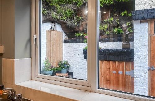 Leek House | Robins Nest