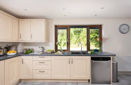 Truro Cottage | Robins Rest - a cottage that sleeps 8 guests in 3 bedrooms