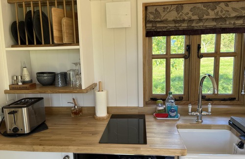 Alfriston Cabin | Robins Retreat - orchard with hot tub - see extras