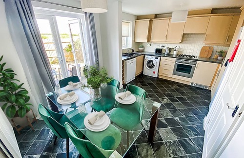 Wootton Villa | Robinson House |3BR House w. Garden & Parking | eco-Short Term Let by SILVA