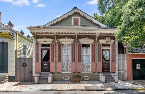 French Quarter House | Rock the Night Away in Historic Guest House