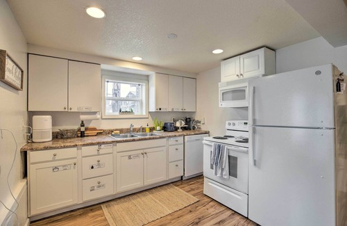 Rockaway Beach Apartment | Rockaway Beach Condo - Beach Access Nearby!