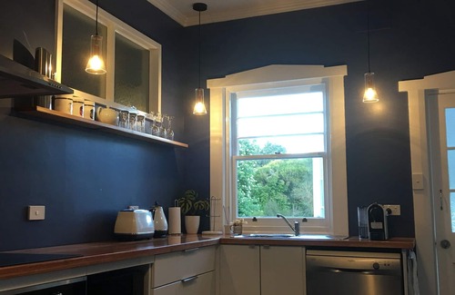 Moonah House | ROCKLYN HOUSE - QUIET, CONVENIENT & CENTRAL LOCATION