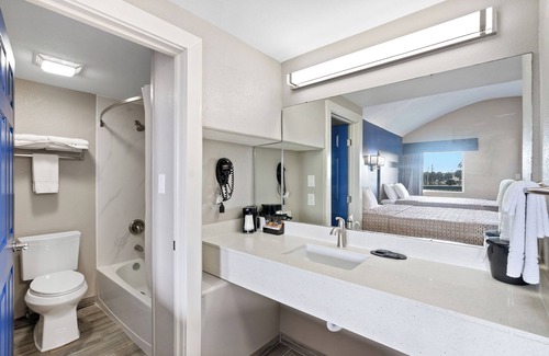 Rockport Hotel | Rockport Beach, pool , Kitchen, 2 queen beds ADA