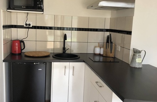 Talunga Apartment | Rockridge, apartment pet friendly semi rural farm stay Set amongst tall gums