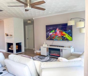 Driftwood House | Rockstar Hideaway Entire Home 2BR 2BA Office Space Guest Room & Outdoor Patio