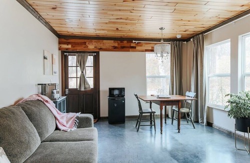 Afton Apartment | Rockwell Ridge: Dogwood Suite with Clawfoot Tub