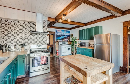 Banff House | Rocky Mountain House - Sleeps 23