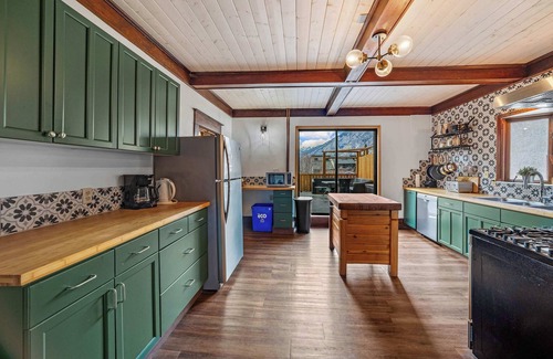Banff House | Rocky Mountain Retreat- Enormous House Sleeps 23