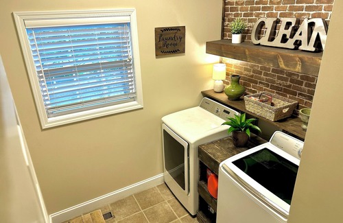 Ashley Oaks House | Rocky Top Refuge 15 minutes from UT, downtown, and Turkey Creek!