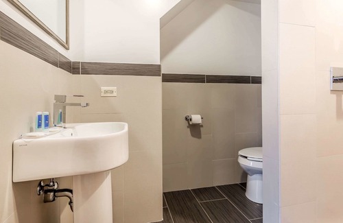 North Park Hotel | Rodeway Inn Chicago - Evanston