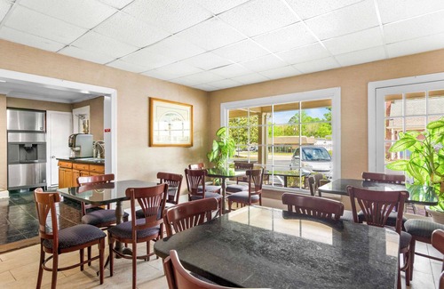 Williamsburg Hotel | Rodeway Inn Historic