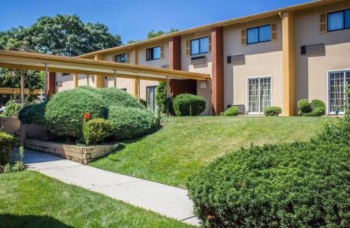 Huntington Station Hotel | Rodeway Inn Huntington Station - Melville