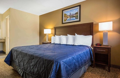 Lyons Hotel | Rodeway Inn Lyons - La Grange