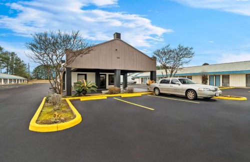Brookhaven Hotel | Rodeway Inn & Suites